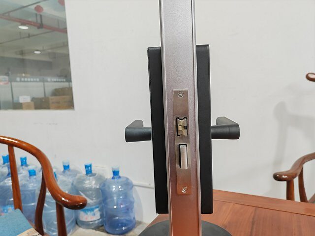 Fechadura digital inteligente instalada em porta de demonstração